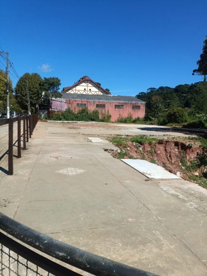 TERRENO COMERCIAL PARA MALL OU PÇA ALIMENTAÇÃO-CAMPOS JORDÃO