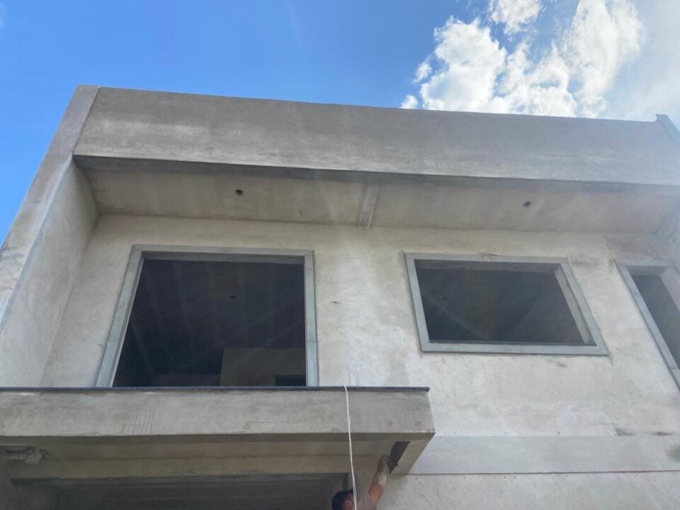 SOBRADO NOVO, 3 QUARTOS, 1 SUÍTE, SACADA, JARDIM E QUINTAL EM CAMPO LARGO