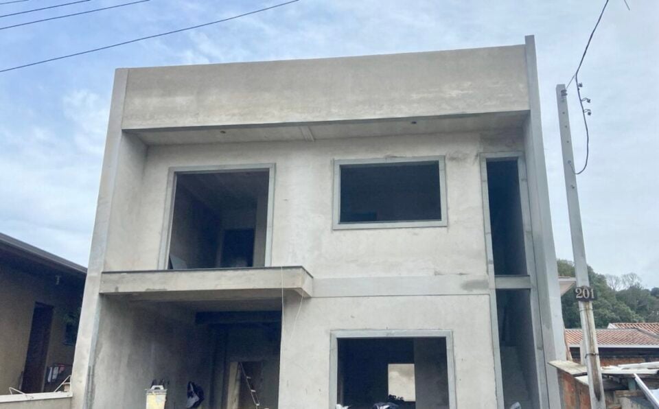 SOBRADO NOVO, 3 QUARTOS, 1 SUÍTE, SACADA, JARDIM E QUINTAL EM CAMPO LARGO