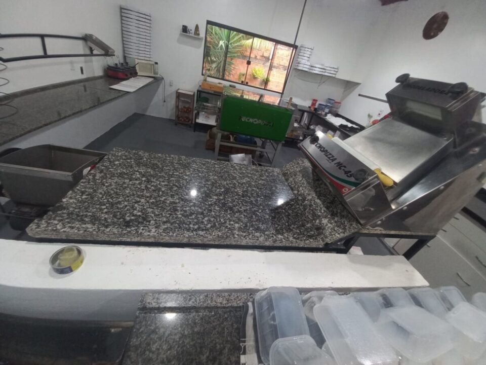 OPORTUNIDADE ÚNICA — PIZZARIA COMPLETA E CONSOLIDADA À VENDA