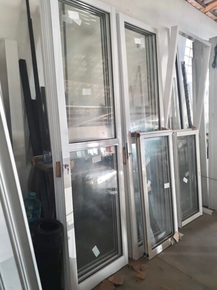 Fábrica de esquadrias de alumínio e vidros temperados à venda em Curitiba