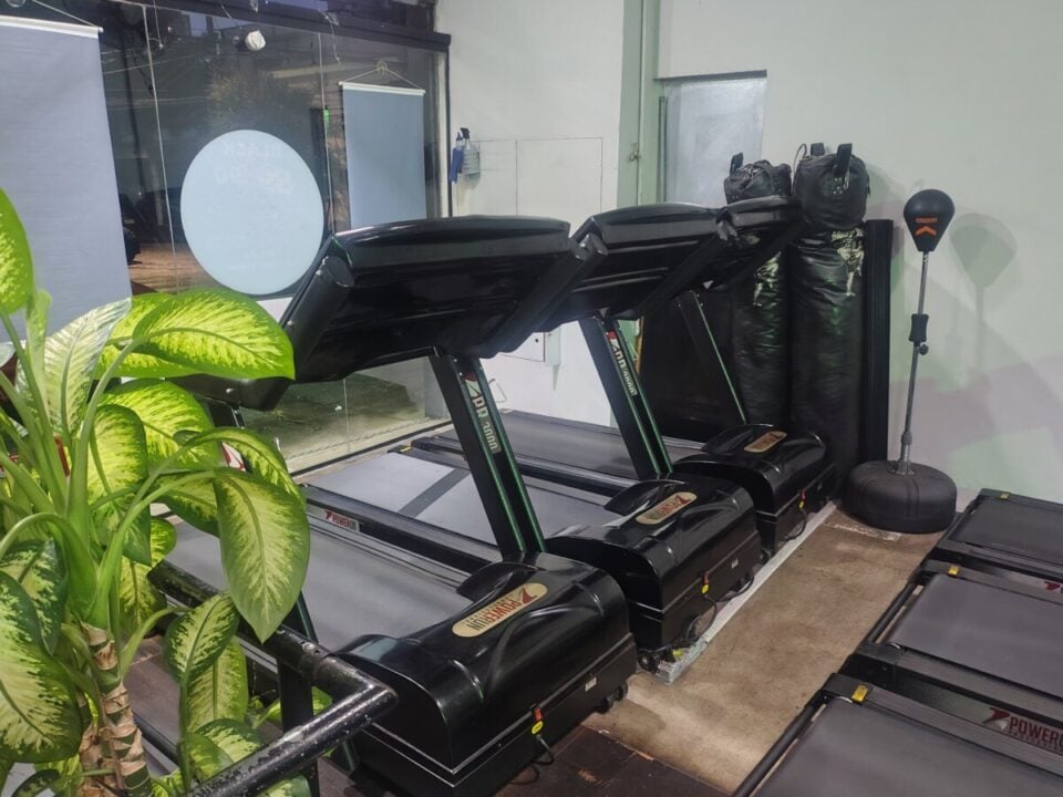 Academia de musculação tradicional de bairro