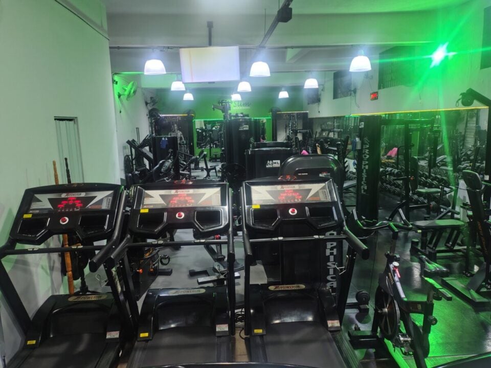 Academia de musculação tradicional de bairro