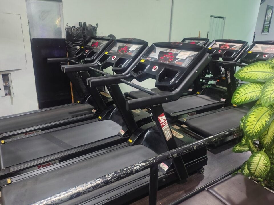 Academia de musculação tradicional de bairro