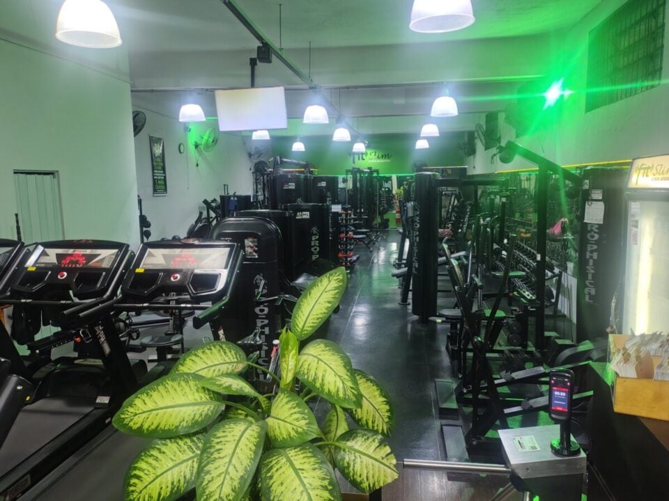 Academia de musculação tradicional de bairro