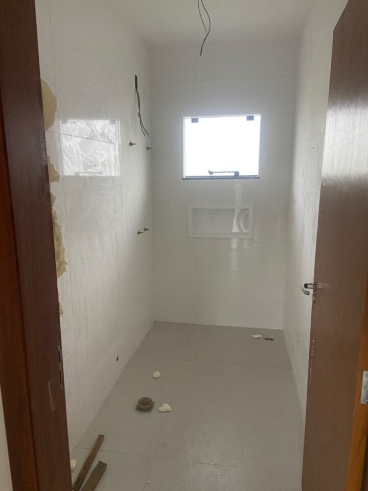 SOBRADO NOVO, 3 QUARTOS, 1 SUÍTE, SACADA, JARDIM E QUINTAL EM CAMPO LARGO
