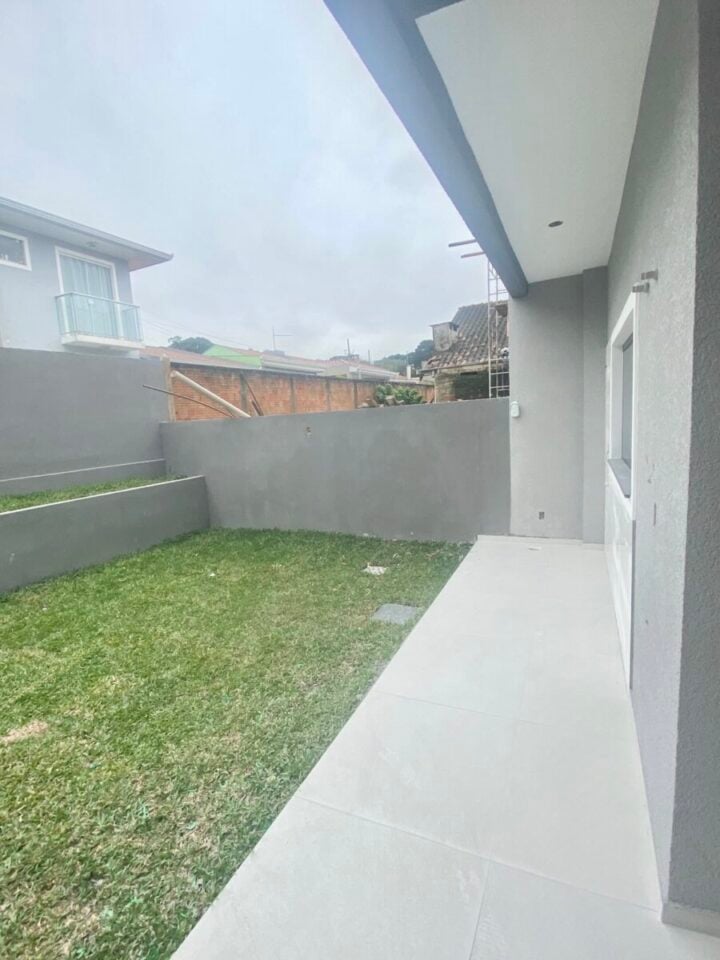 SOBRADO NOVO, 3 QUARTOS, 1 SUÍTE, SACADA, JARDIM E QUINTAL EM CAMPO LARGO