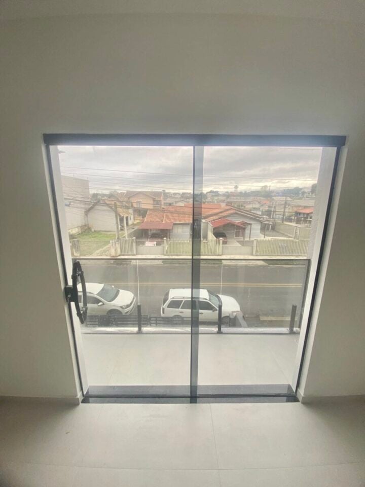 SOBRADO NOVO, 3 QUARTOS, 1 SUÍTE, SACADA, JARDIM E QUINTAL EM CAMPO LARGO