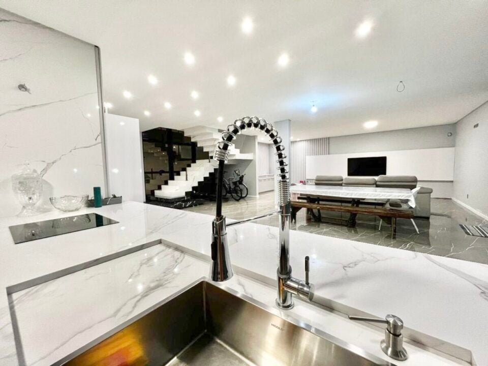 SOBRADO PREMIUM EM UBATUBA, S FRANCISCO DO SUL, NOVO COM PISCINA 434 M²
