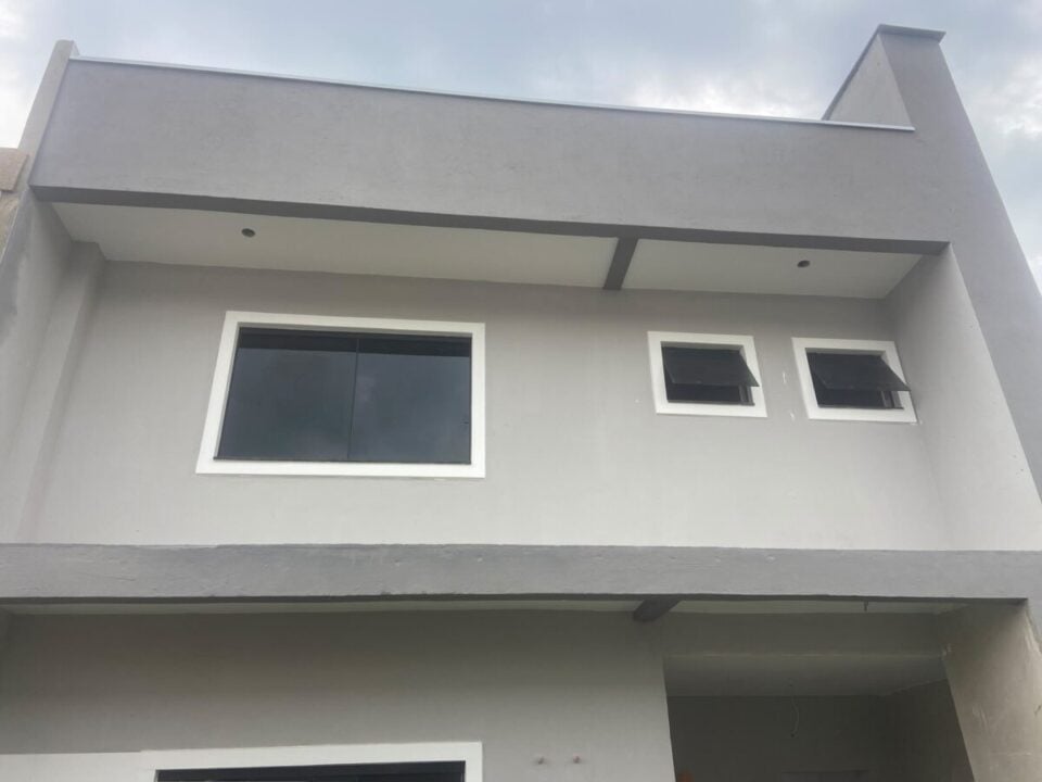 SOBRADO NOVO, 3 QUARTOS, 1 SUÍTE, SACADA, JARDIM E QUINTAL EM CAMPO LARGO