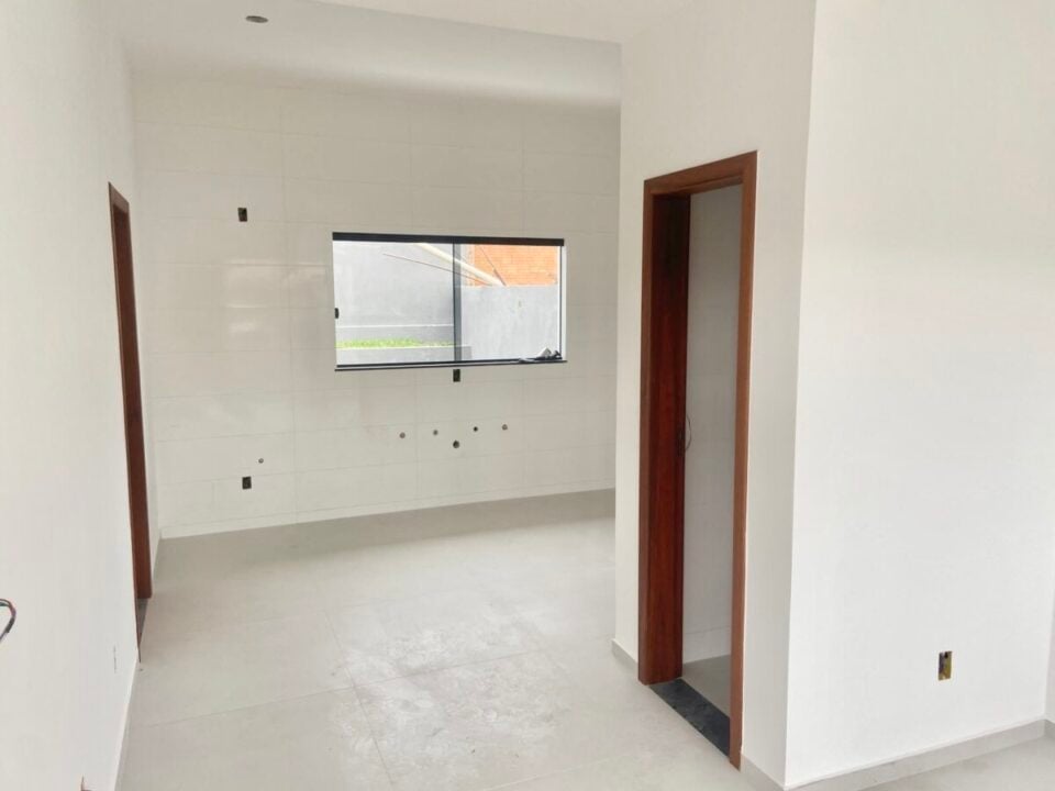 SOBRADO NOVO, 3 QUARTOS, 1 SUÍTE, SACADA, JARDIM E QUINTAL EM CAMPO LARGO