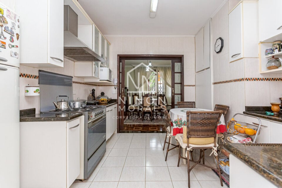 CASA DE ESQUINA COM DUAS FRENTES NO BATEL PRÓXIMO AO ÁGUA VERDE RARIDADE