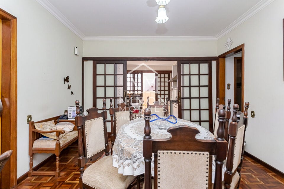 CASA DE ESQUINA COM DUAS FRENTES NO BATEL PRÓXIMO AO ÁGUA VERDE RARIDADE
