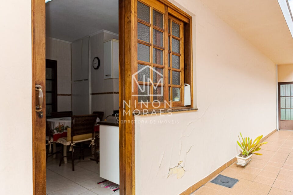 CASA DE ESQUINA COM DUAS FRENTES NO BATEL PRÓXIMO AO ÁGUA VERDE RARIDADE
