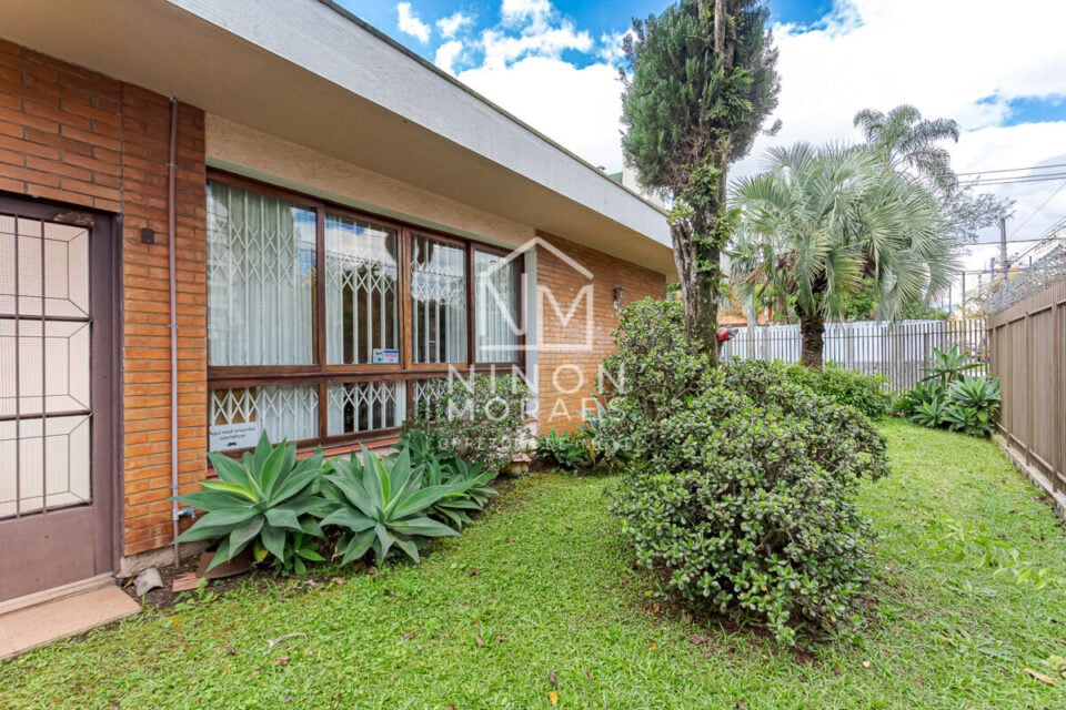 CASA DE ESQUINA COM DUAS FRENTES NO BATEL PRÓXIMO AO ÁGUA VERDE RARIDADE