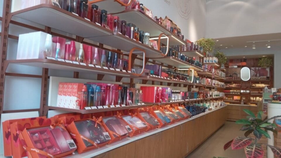 🚨 REPASSE FRANQUIA DE COSMÉTICOS EM COTIA  FAT MÉDIO R 138 MIL/MÊS
