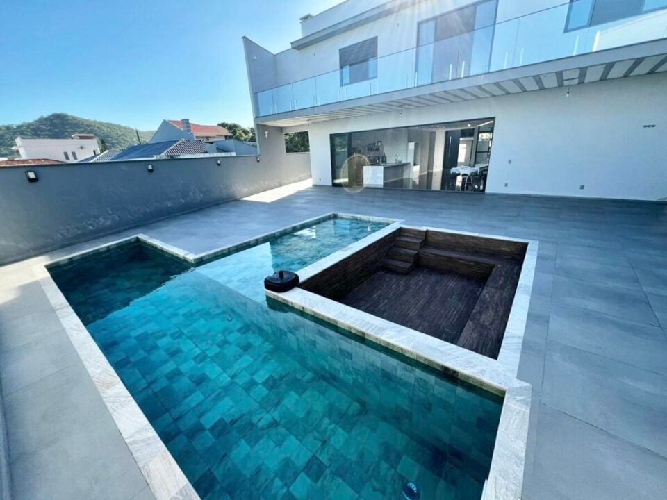 SOBRADO PREMIUM EM UBATUBA, S FRANCISCO DO SUL, NOVO COM PISCINA 434 M²