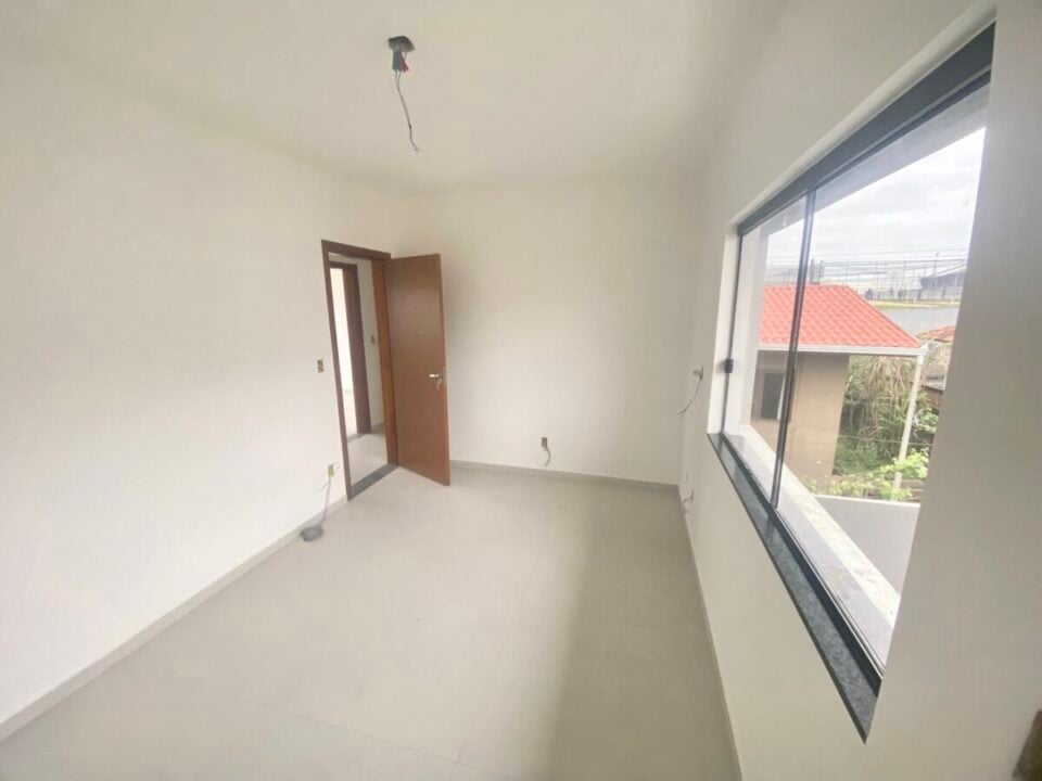 SOBRADO NOVO, 3 QUARTOS, 1 SUÍTE, SACADA, JARDIM E QUINTAL EM CAMPO LARGO